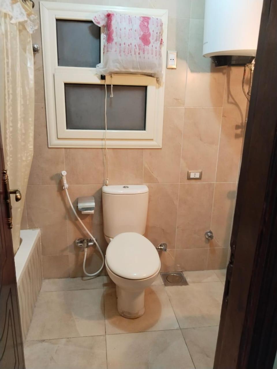 راقية مطلة علي كورنيش النيل المعادي - عوائل فقط Apartment *
