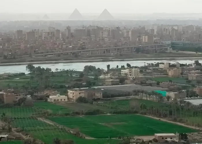 شقة راقية مطلة علي كورنيش النيل المعادي - عوائل فقط