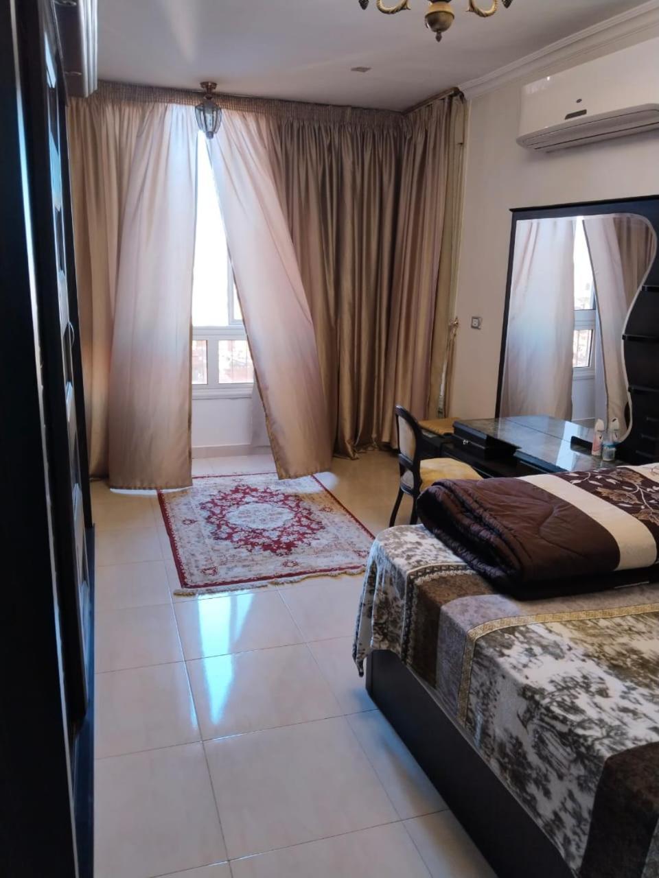 راقية مطلة علي كورنيش النيل المعادي - عوائل فقط Apartment Cairo