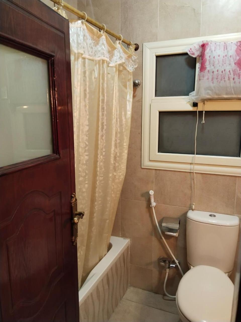 راقية مطلة علي كورنيش النيل المعادي - عوائل فقط Apartment Cairo