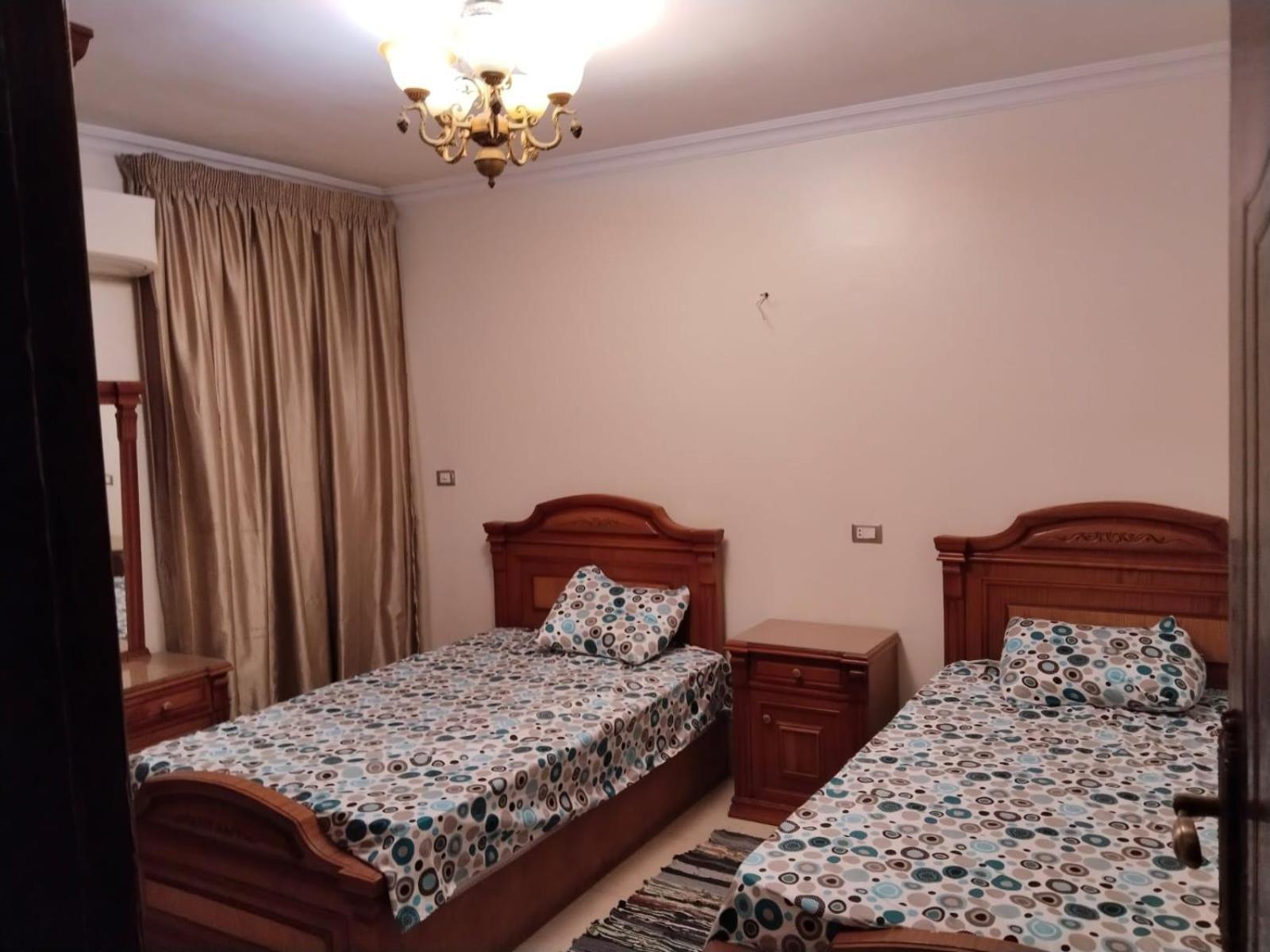 راقية مطلة علي كورنيش النيل المعادي - عوائل فقط Apartment *